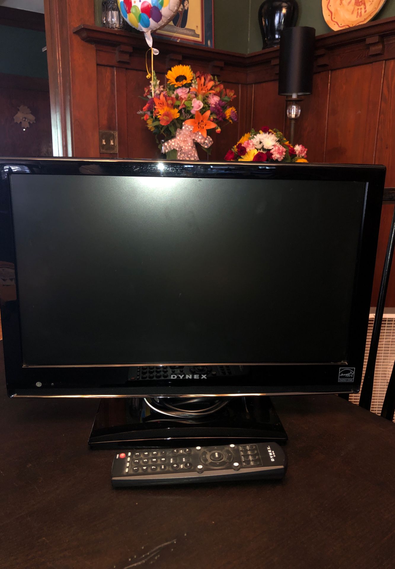 Dynex TV with remote. 18 “