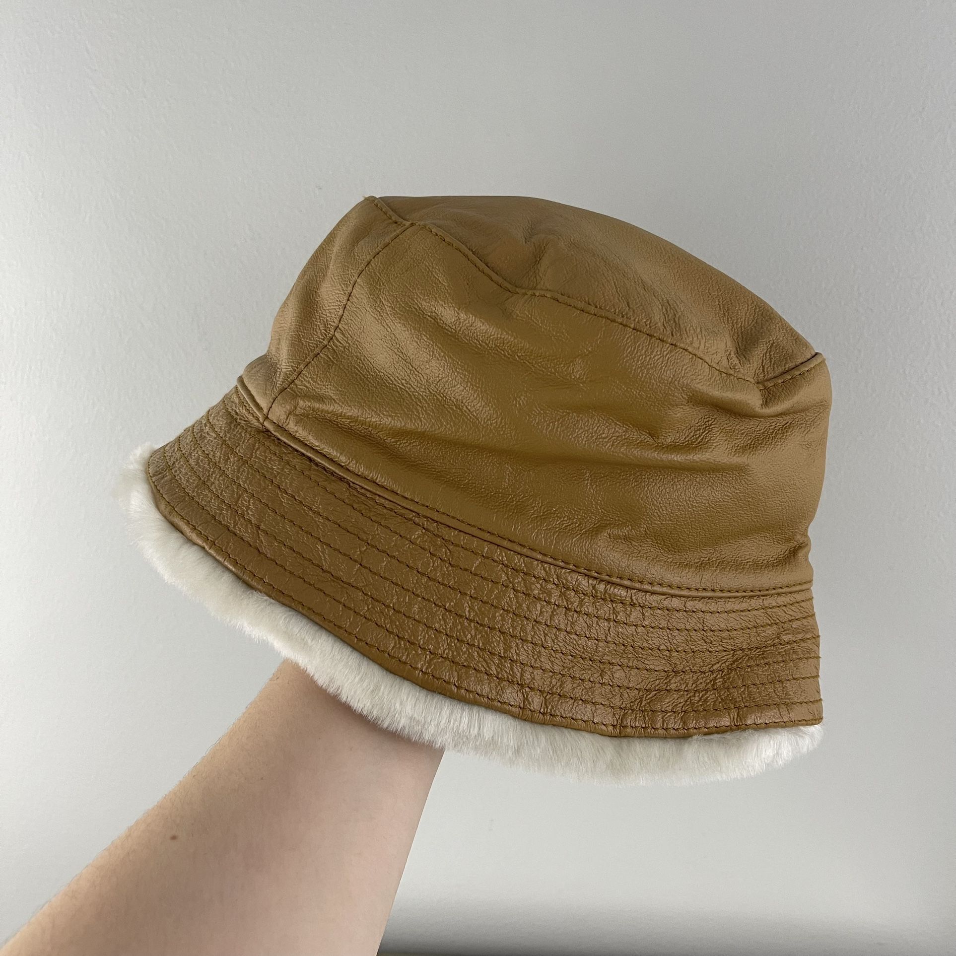 WILSONS LEATHER Vintage Y2K Tan Golden Brown White Faux Fur Lined Bucket Hat