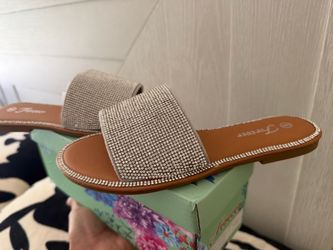 Size 6 women’s $25 new