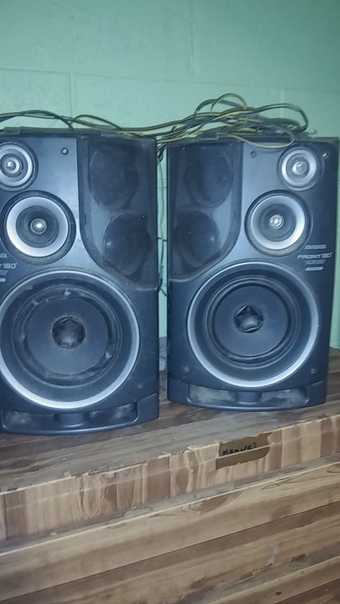 Aiwa Speakers Front 180. Way Bass Reflex speaker system