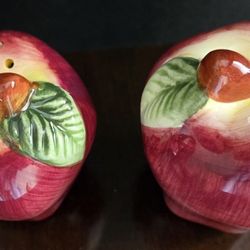 Salt and pepper shakers apples