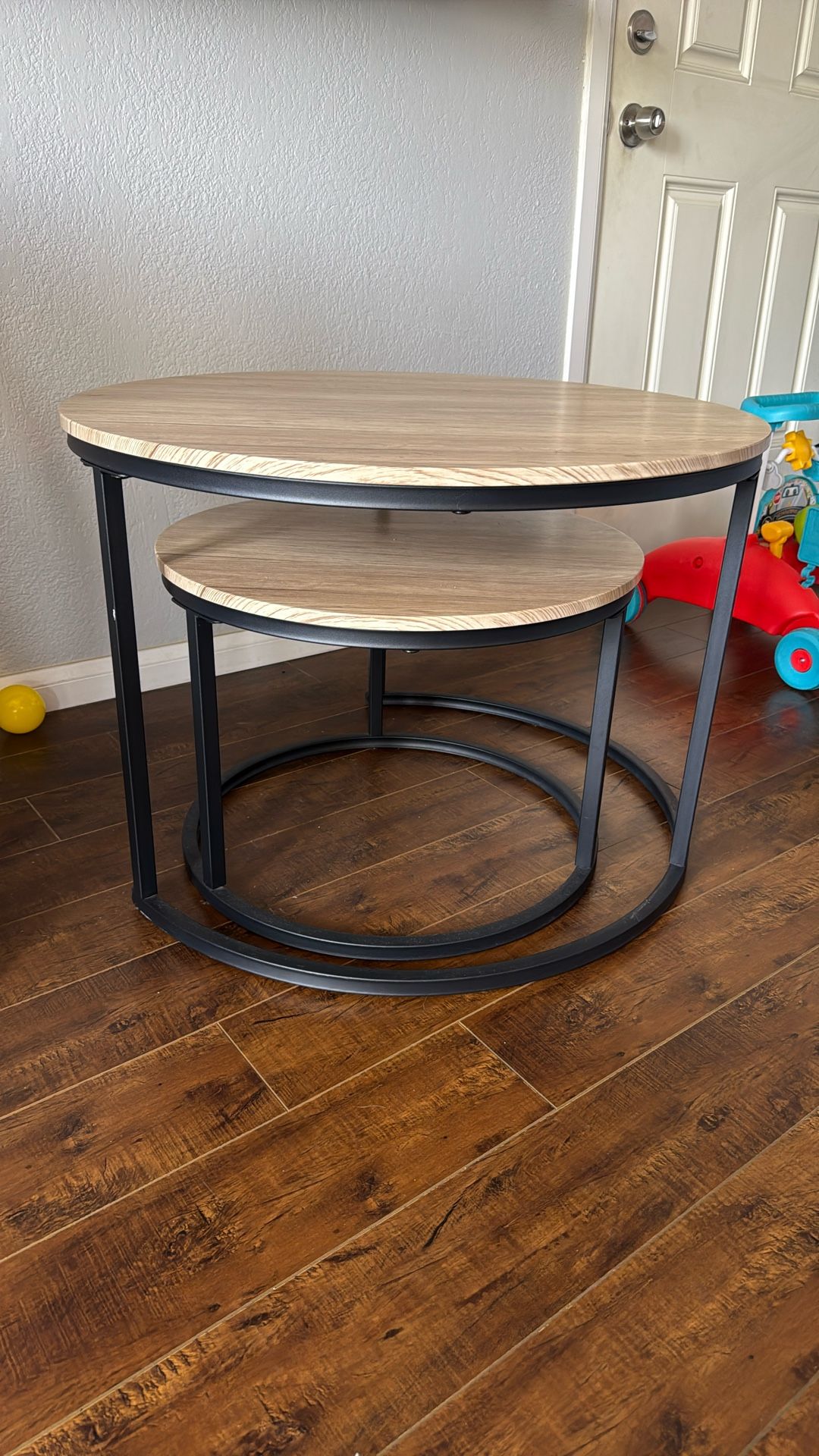 TABLES / round coffee table set of 2
