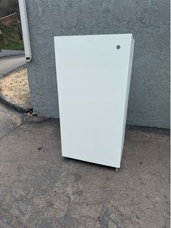 Freezer 17 cubic General Electric frost free (free local delivery)