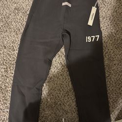 Essential 1977 sweats small uncuffed