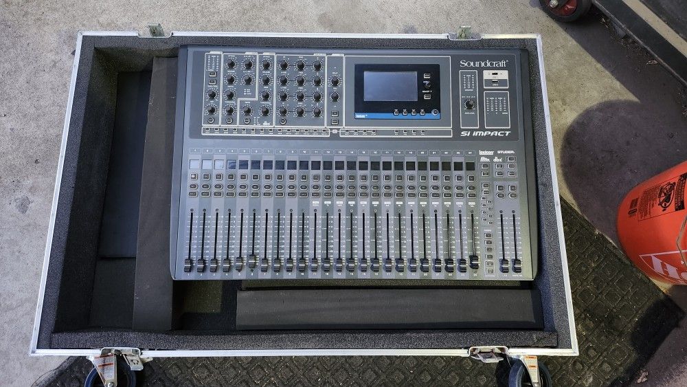 SOUNDCRAFT SI IMPACT 32 MIXING CONSOLE