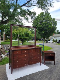 New condition bedroom furniture set