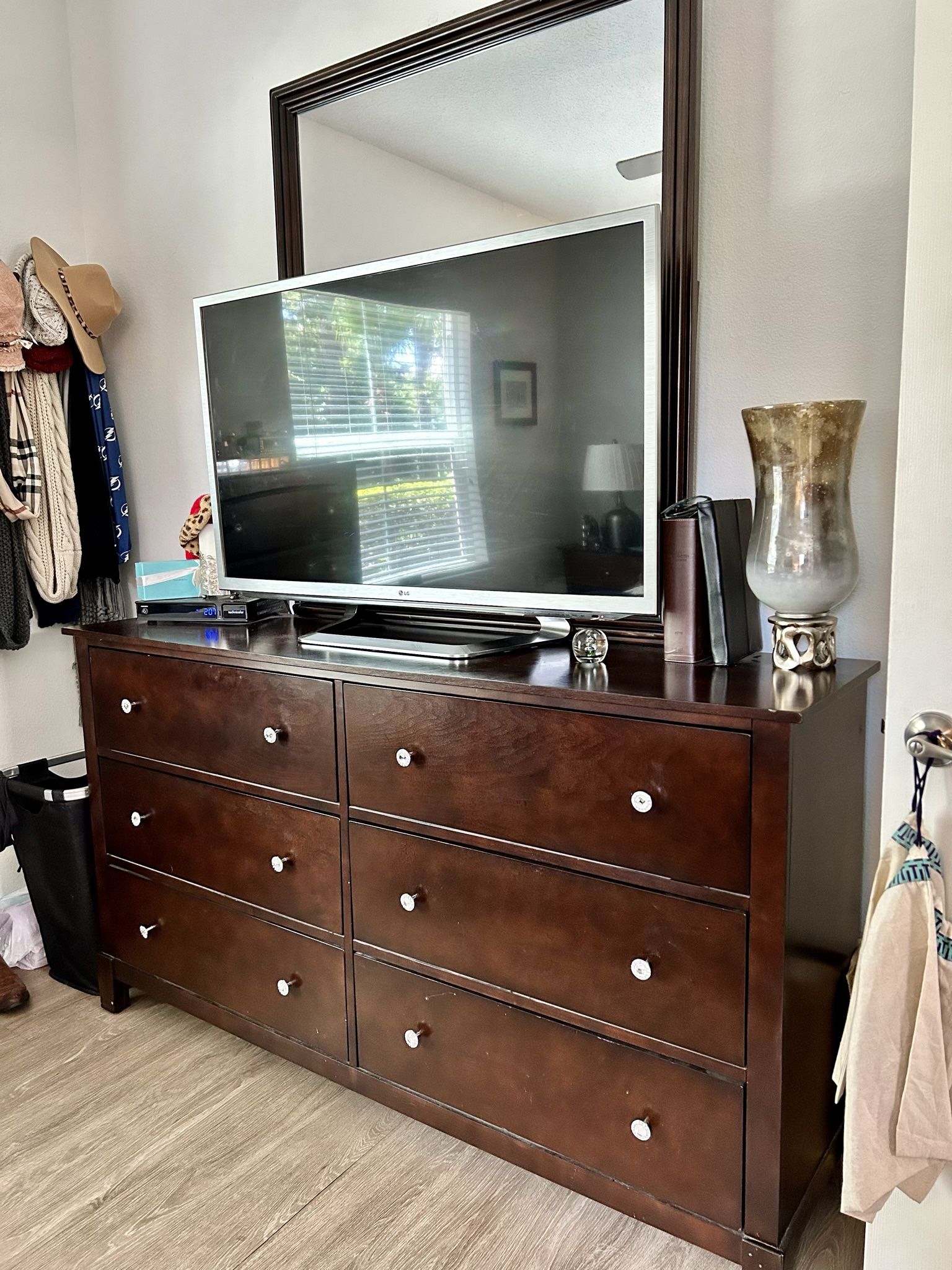 $50 50inch LG Tv 10 Years Old, Sound Bar Inc