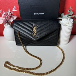 CLASSIC CASSANDRE CHAIN WALLET IN GRAIN DE POUDRE LEATHER in BLACK w/ GOLD CHAIN HARDWARE!!!