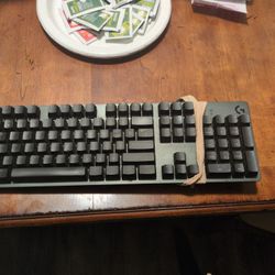 Logitech G512 Carbon LIGHTSYNC RGB Mechanical Gaming Keyboard. 