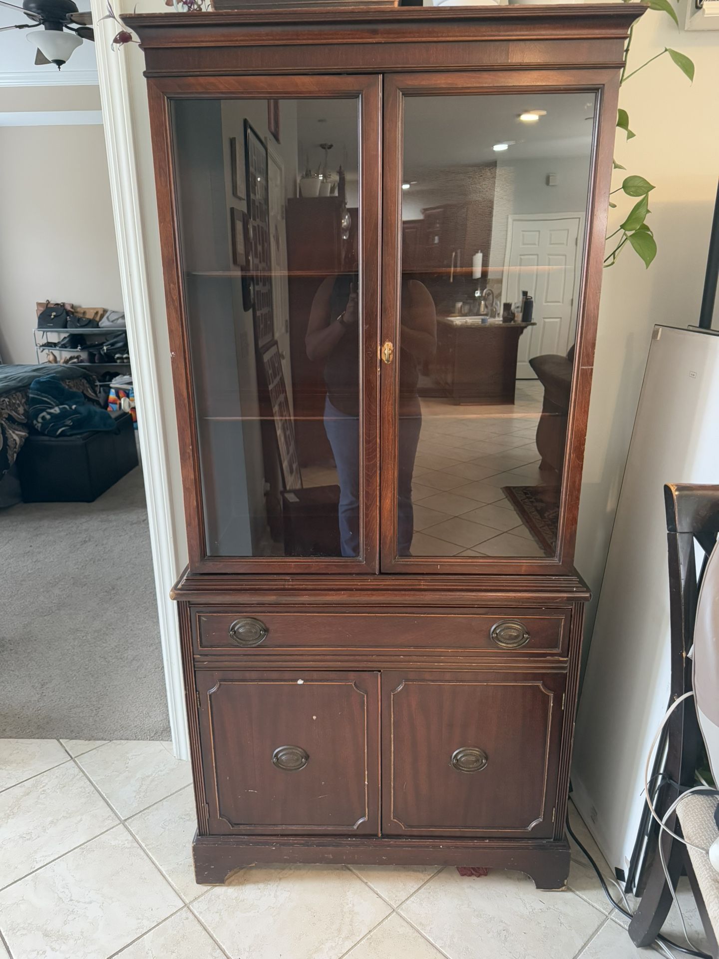 Beautiful vintage cherry wood china cabinet by Drexel Heritage.