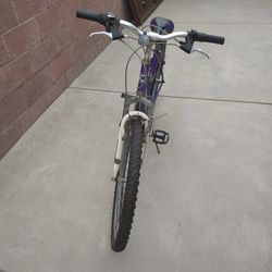 Roadmaster Woman 26 Mountain Bike. 18 Spd