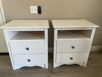 Set of 2 White night stands