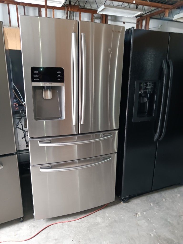 33 W Samsung Refrigerator  📍No, it has the drawers on the right door.📍📍 Everything Works Good 
