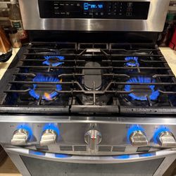 Gas Range And microwave 