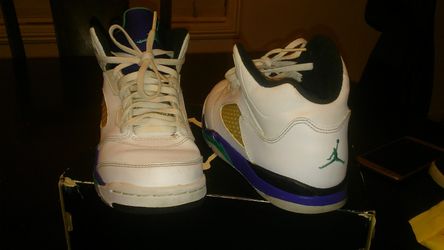JORDANS 5 RETROS SIZE 2Y GRAPES