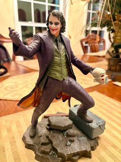 The Dark Knight The Joker Collectible Figure/statue display