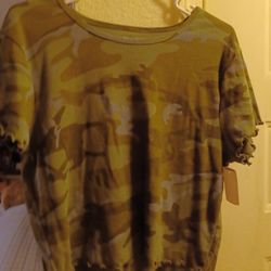 Brand New Junior Ladies 2X Camo Crop Top