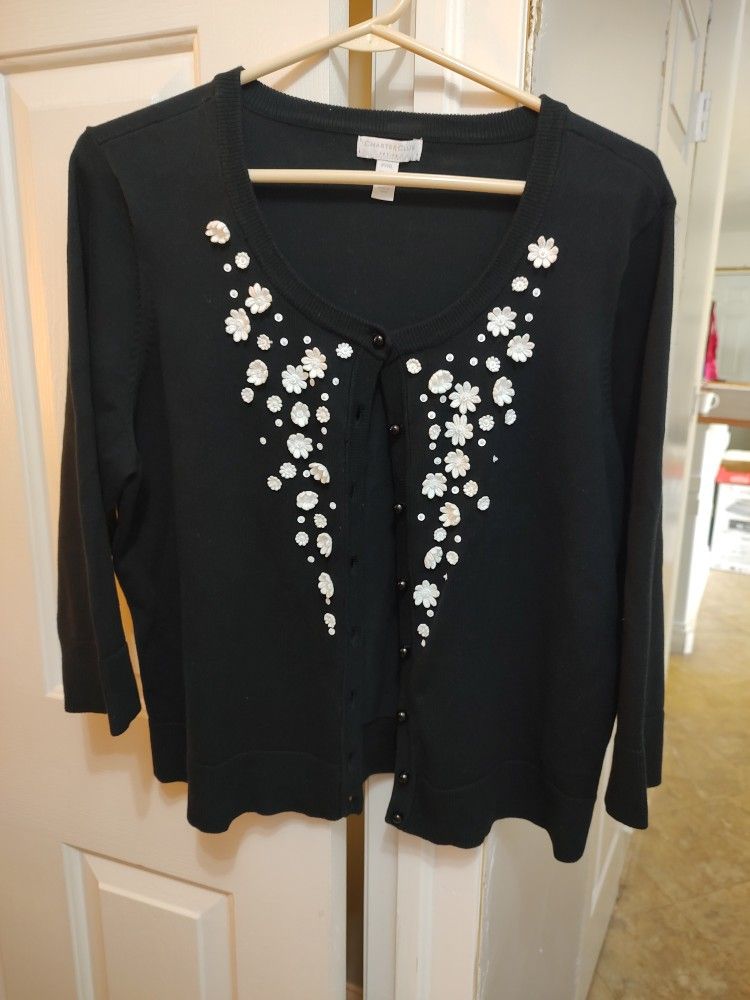 Women's (PXL) sweater with very pretty applique flowers Charter Club