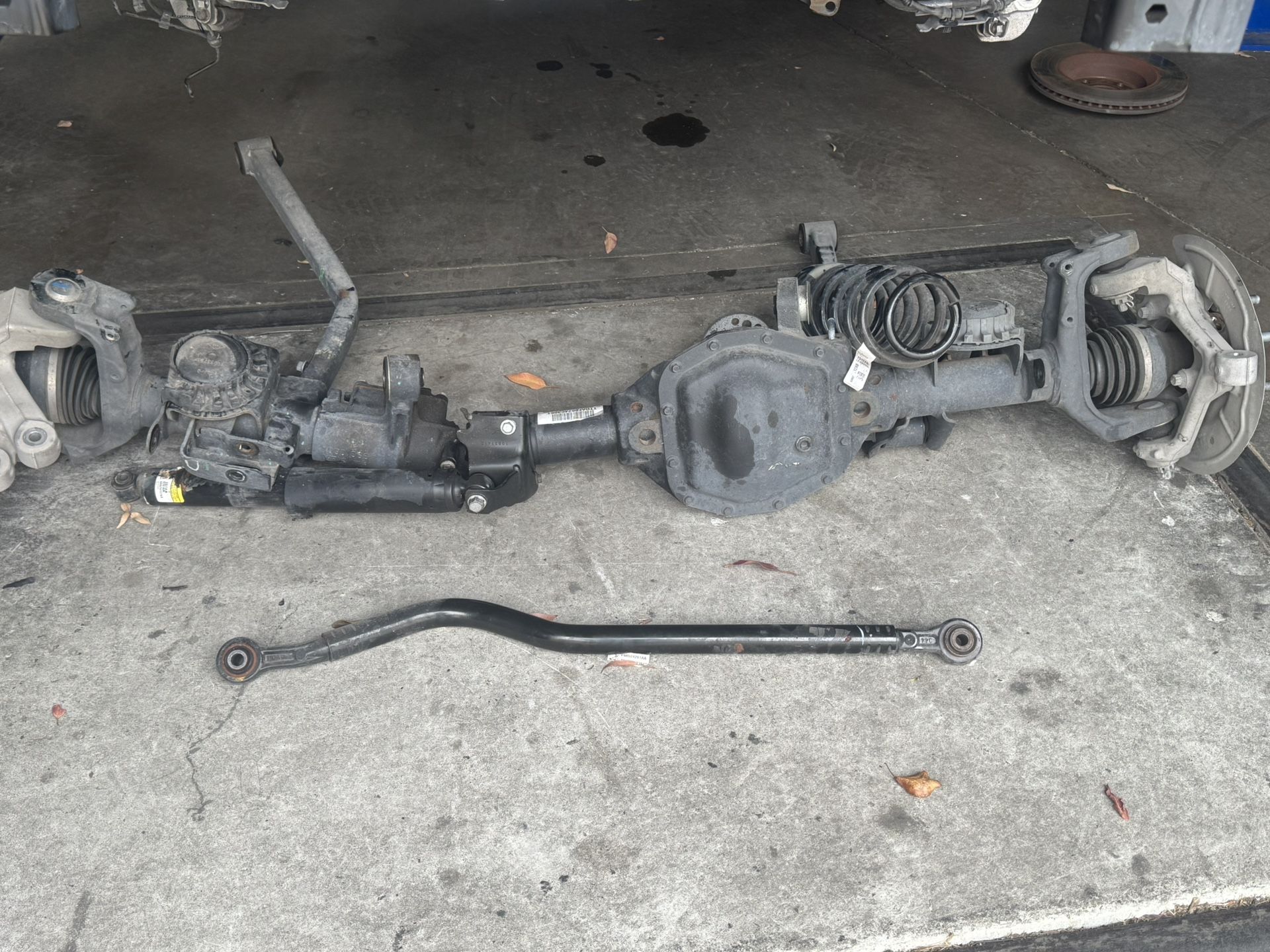 24 Gladiator Rubicon Front Axle Complete (Broken)