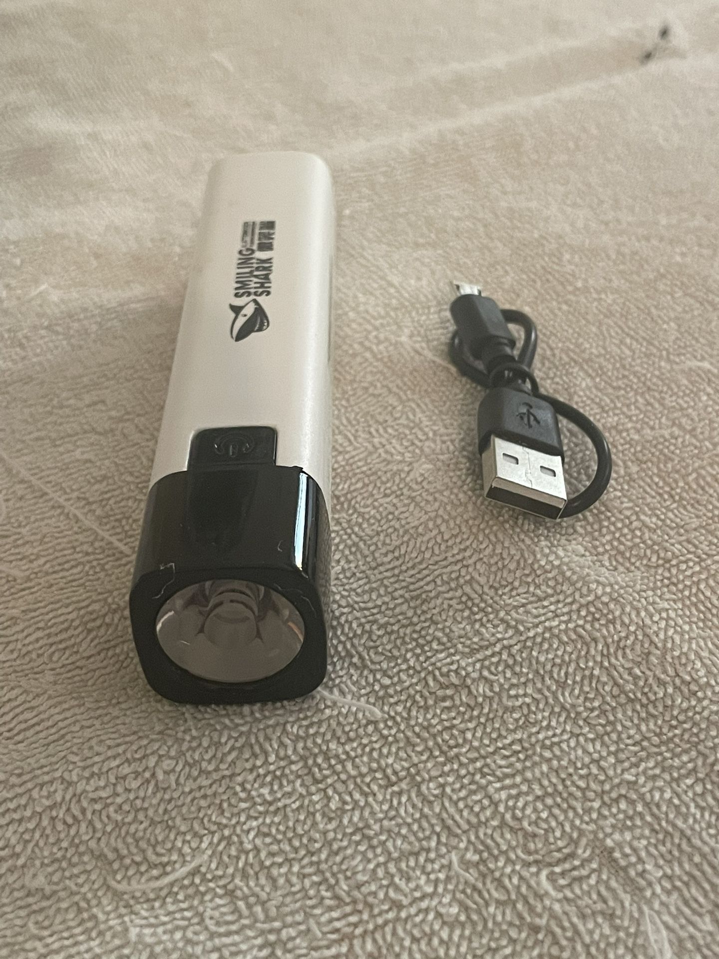 USB rechargeable LED flashlight 