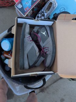 a Jordan 1 Flight, a hybrid model released by Nike that blends design elements from the Air Jordan 1 and the Air Jordan 4.  Size 7.5