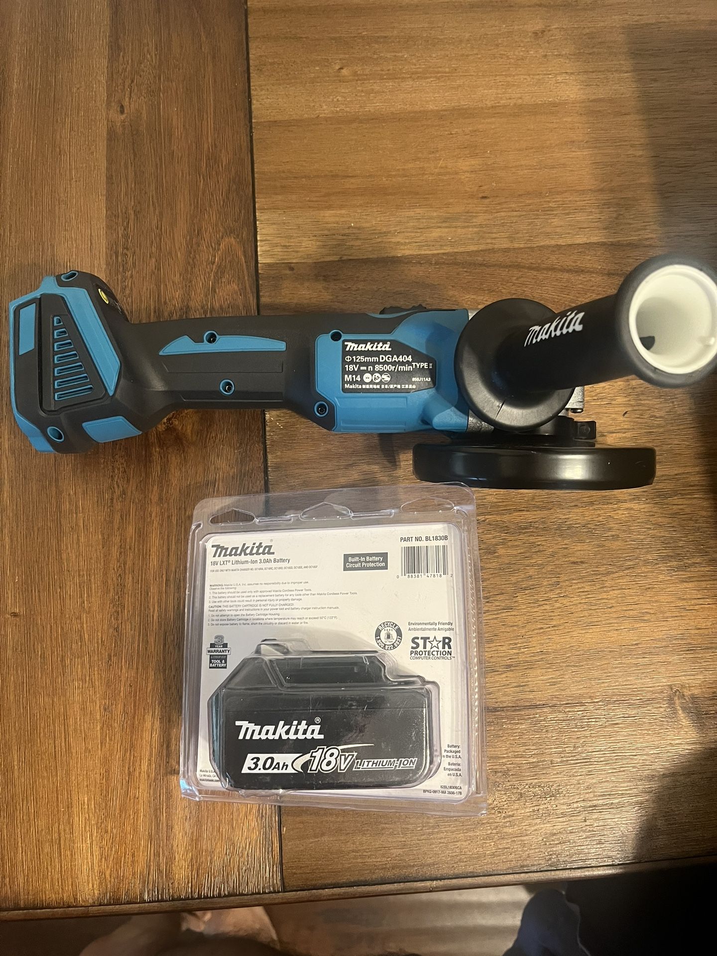 Makita DGA404Z 18V 125mm Brushless Angle Grinder + BL1830B 3.0Ah Battery – Cordless Power & Precision