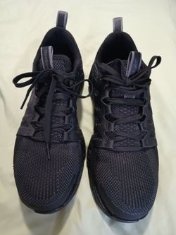 Reebok shoes.  (men's 6.5M)    (Women's 8.5M)