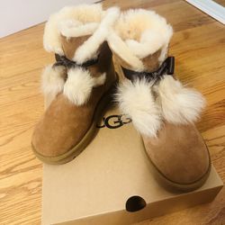 Brand New Size 6 UGG Women‘s Mini Bailey Bow II