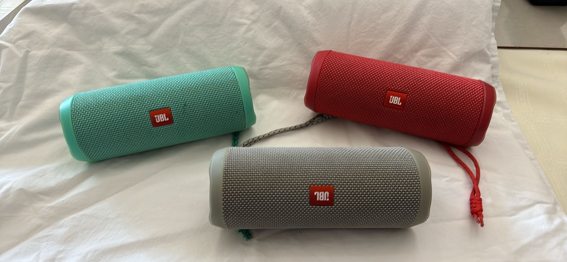 JBL Flip 4 wireless Bluetooth waterproof. Gray
