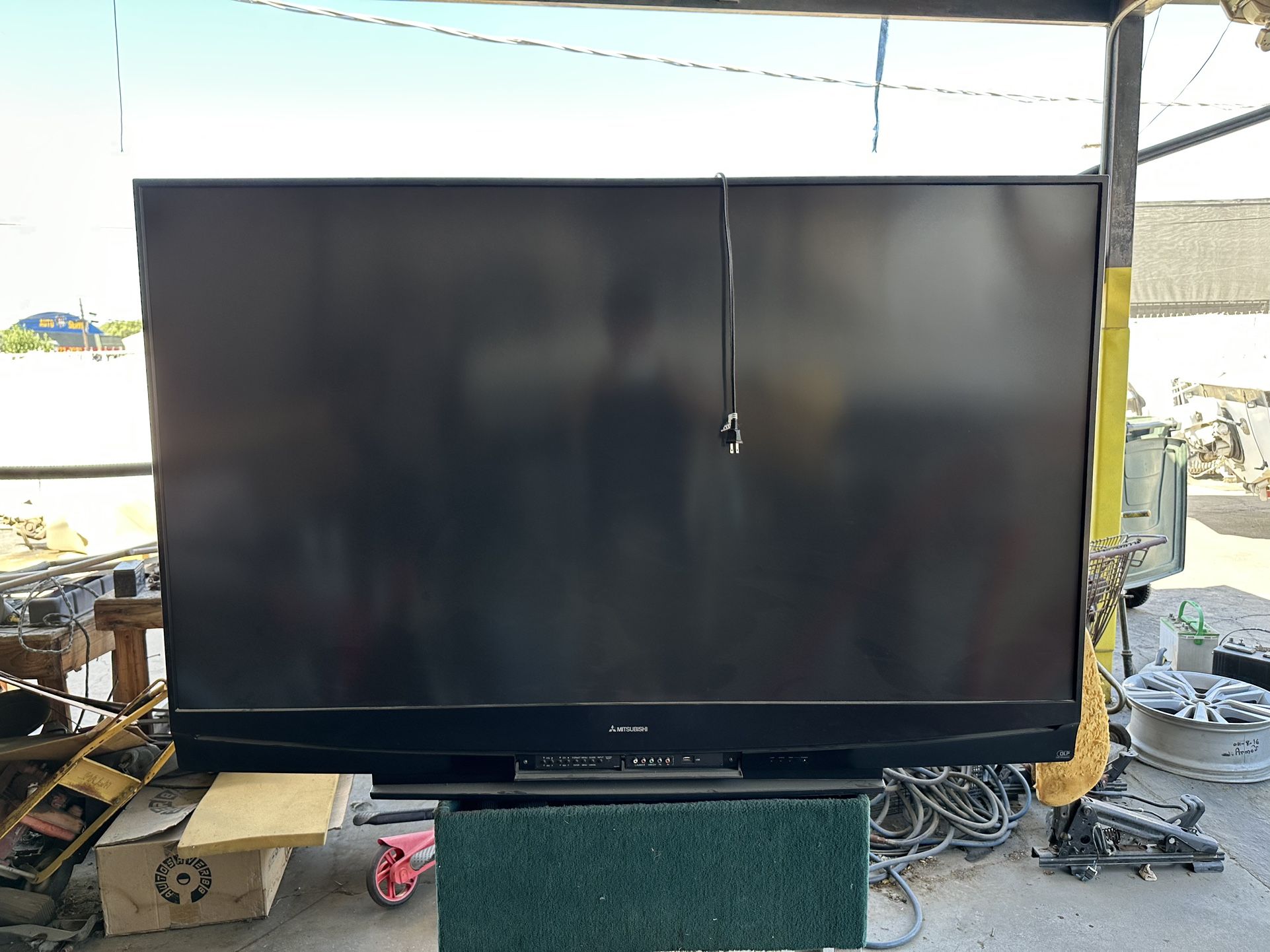 TV 73” Mitsubishi