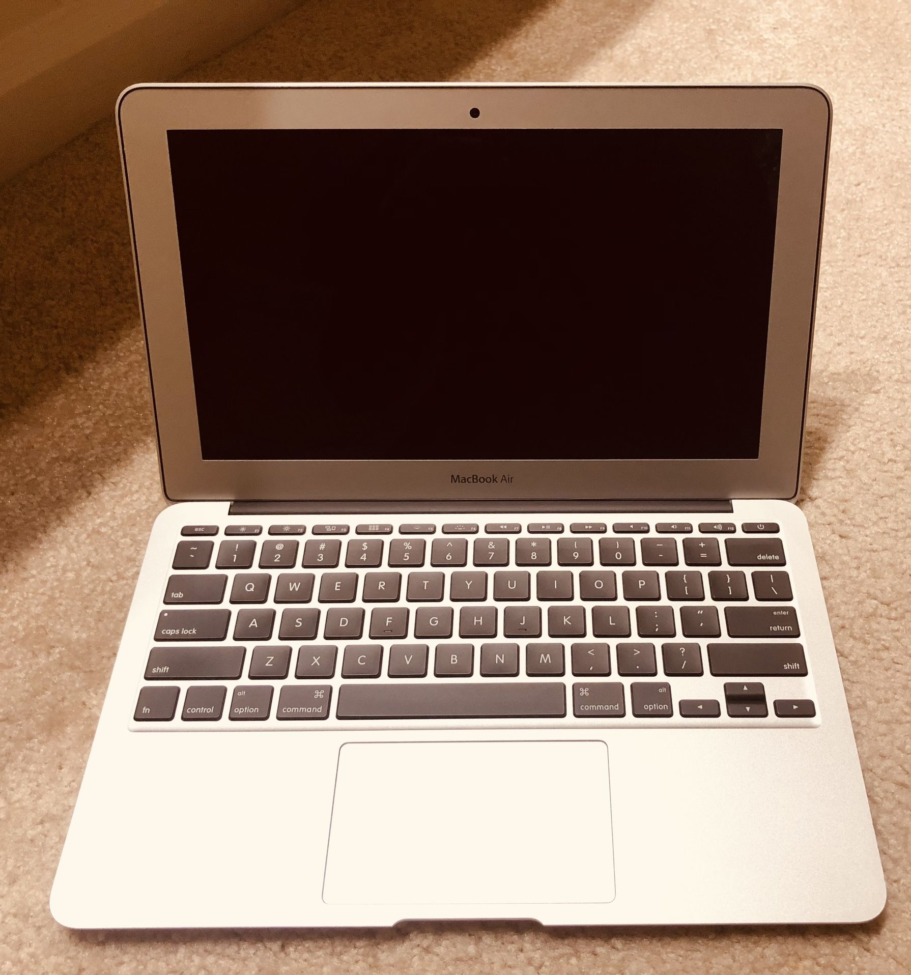 2015 Apple MacBook Air 11" / Dual Core i5/ 4GB/ 256GB SSD
