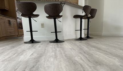 Island Chairs - Adjustable Height - Looks New