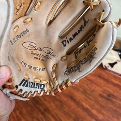 Mizuno Baseball Glove 11”