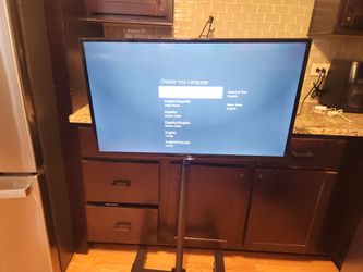 32" FireTV w/ Rolling stand