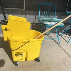 Brand new Rubbermaid mop bucket
