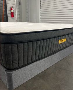 Titan Plus Luxe, King, Cover: GlacioTex Cooling Cover Like New, Perfect Condition