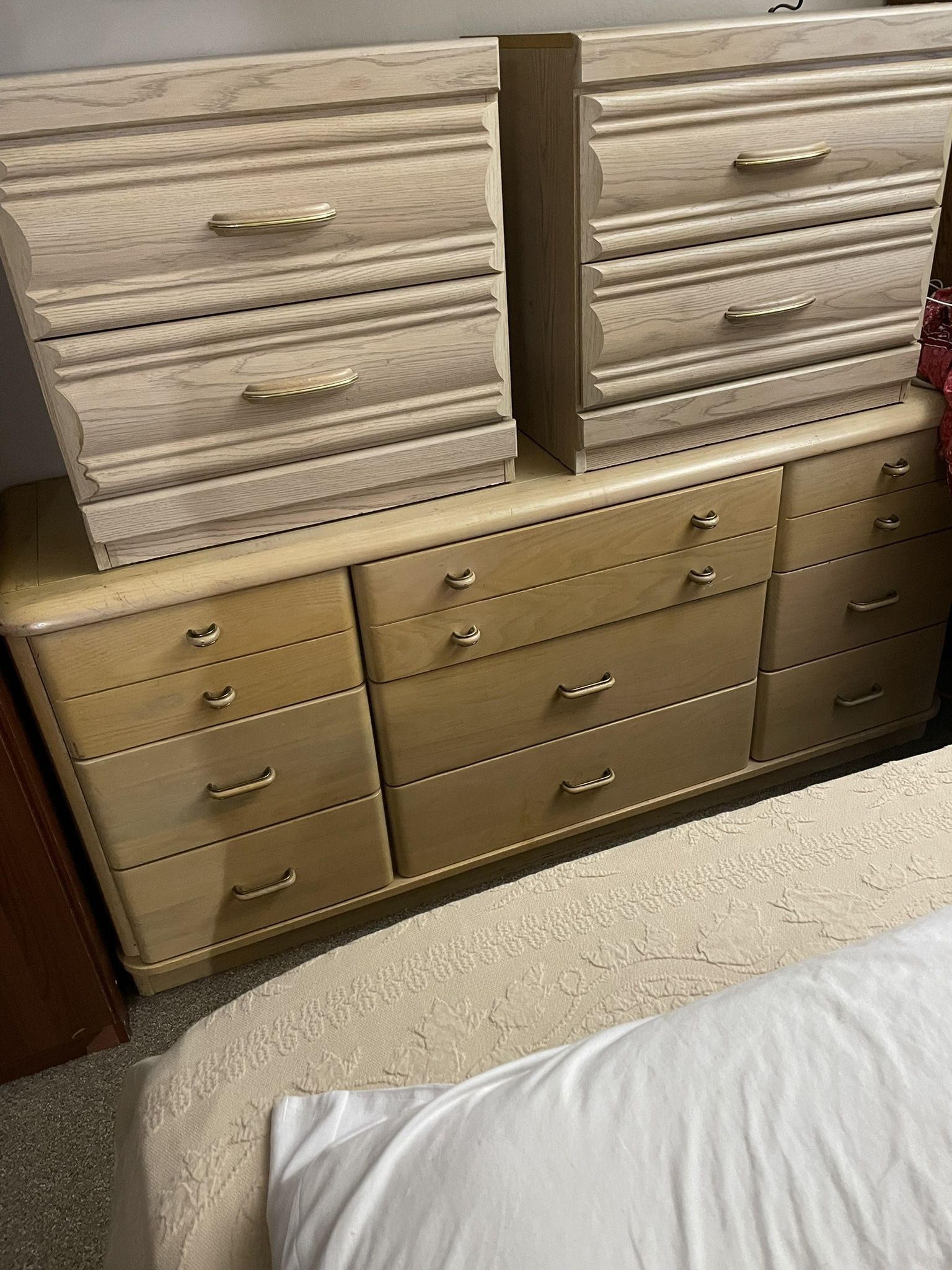 2 small dresses with two drawers. 1 bigdresses with 9 drawers. Free