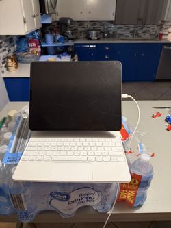 iPad Pro 12.9 5th Gen 512GB (Cracked screen) + Magic Keyboard