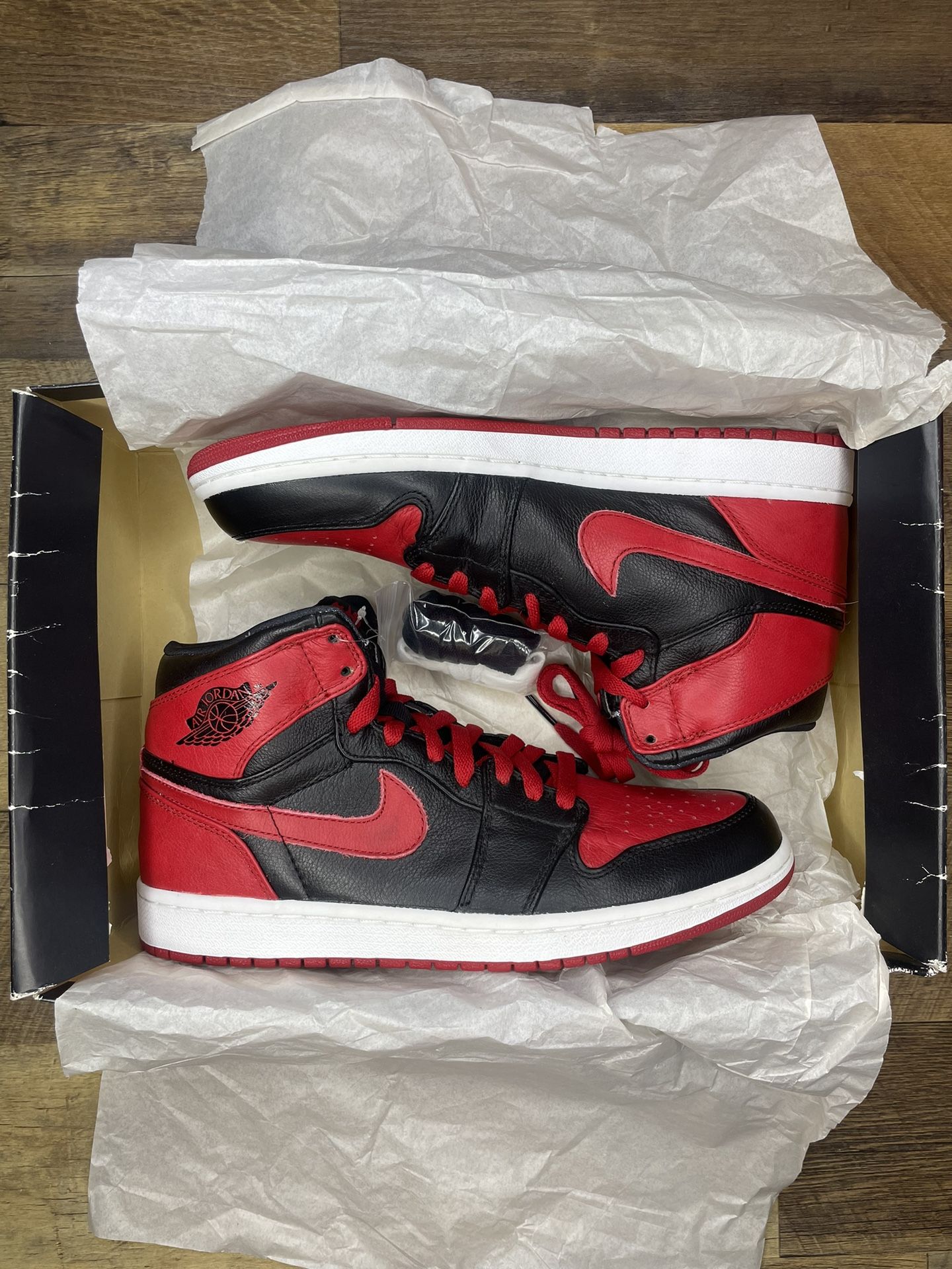 Air Jordan 1 Retro Og High BANNED 2011 Special Edition  display picture 3