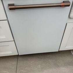 CAFÉ™ ENERGY STAR® Stainless Steel Interior Dishwasher with Sanitize and Ultra Wash & Dry