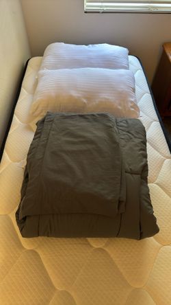 Bedding Set. Sheets, Comforter & Pillows