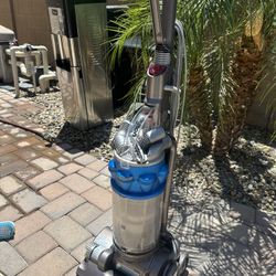 DYSON VACUUM CLEANER. 