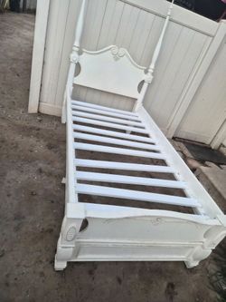 Cama Twin color blanco de madera solida