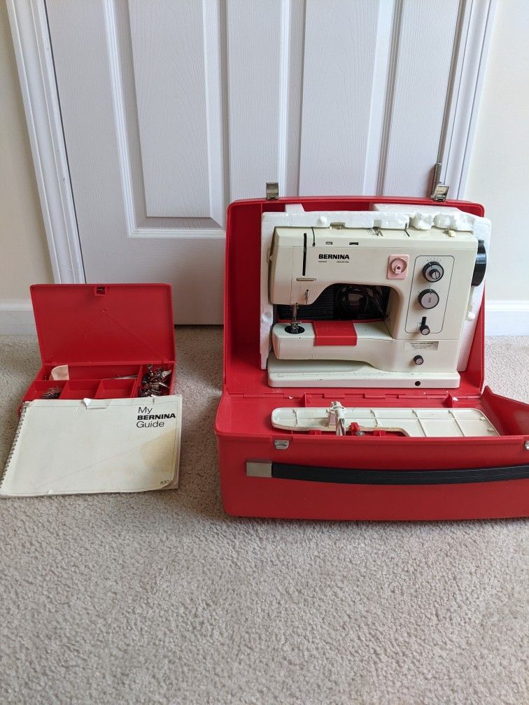Bernina 830 Sewing Machine w/ Case