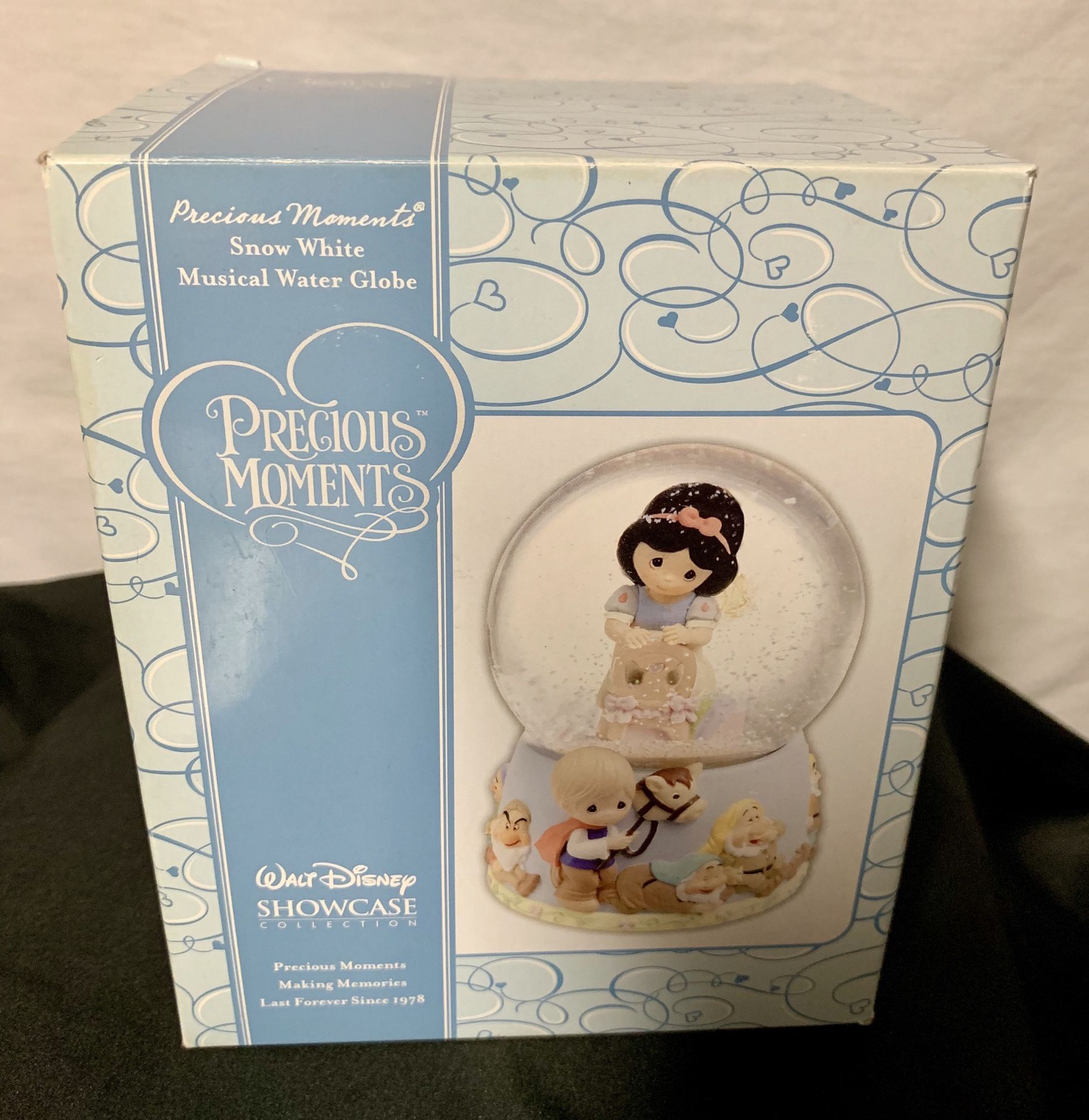 Walt Disney showcase precious moments snow white musical water globe