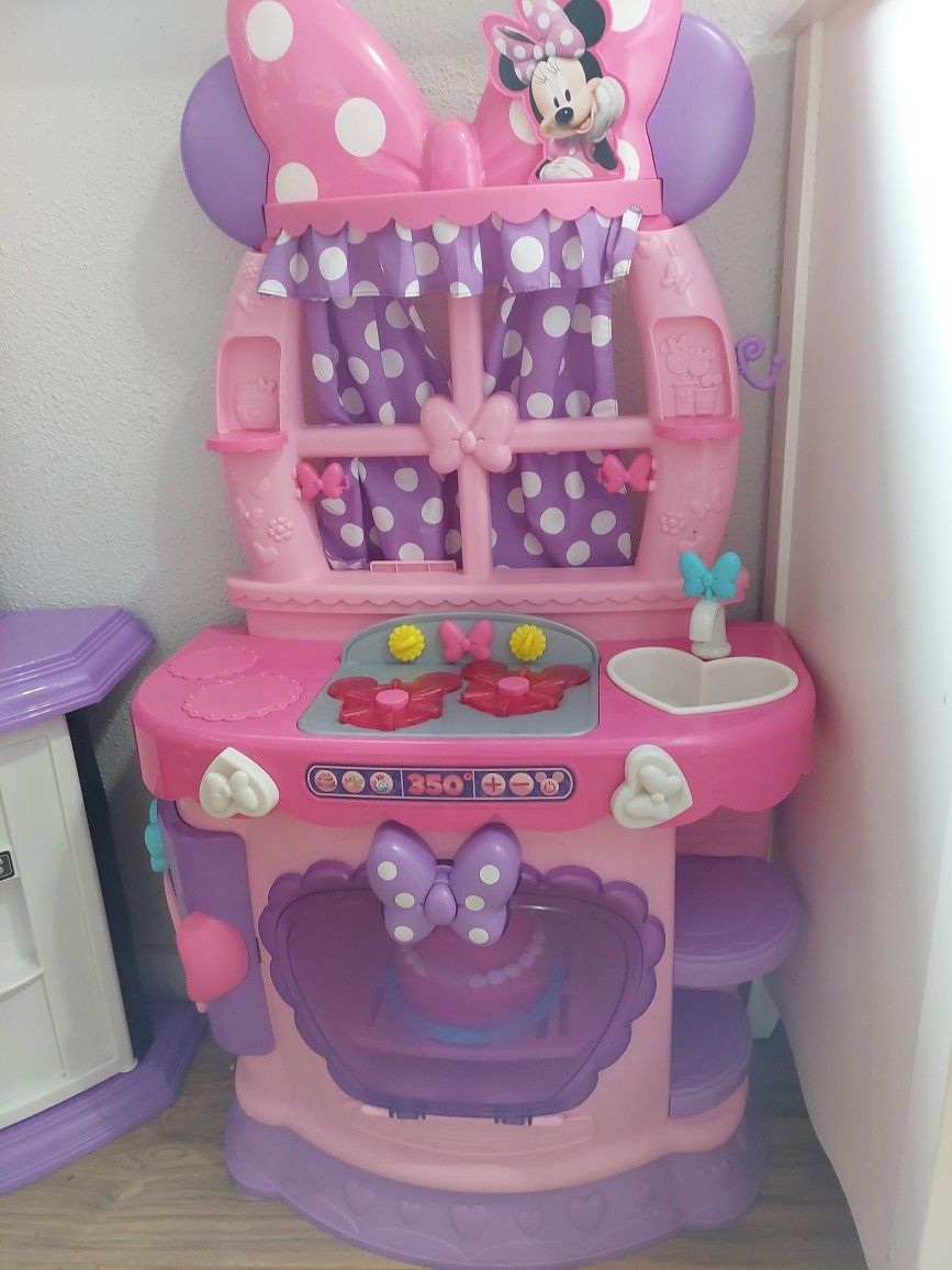 Disney mini mouse cake kitchen.