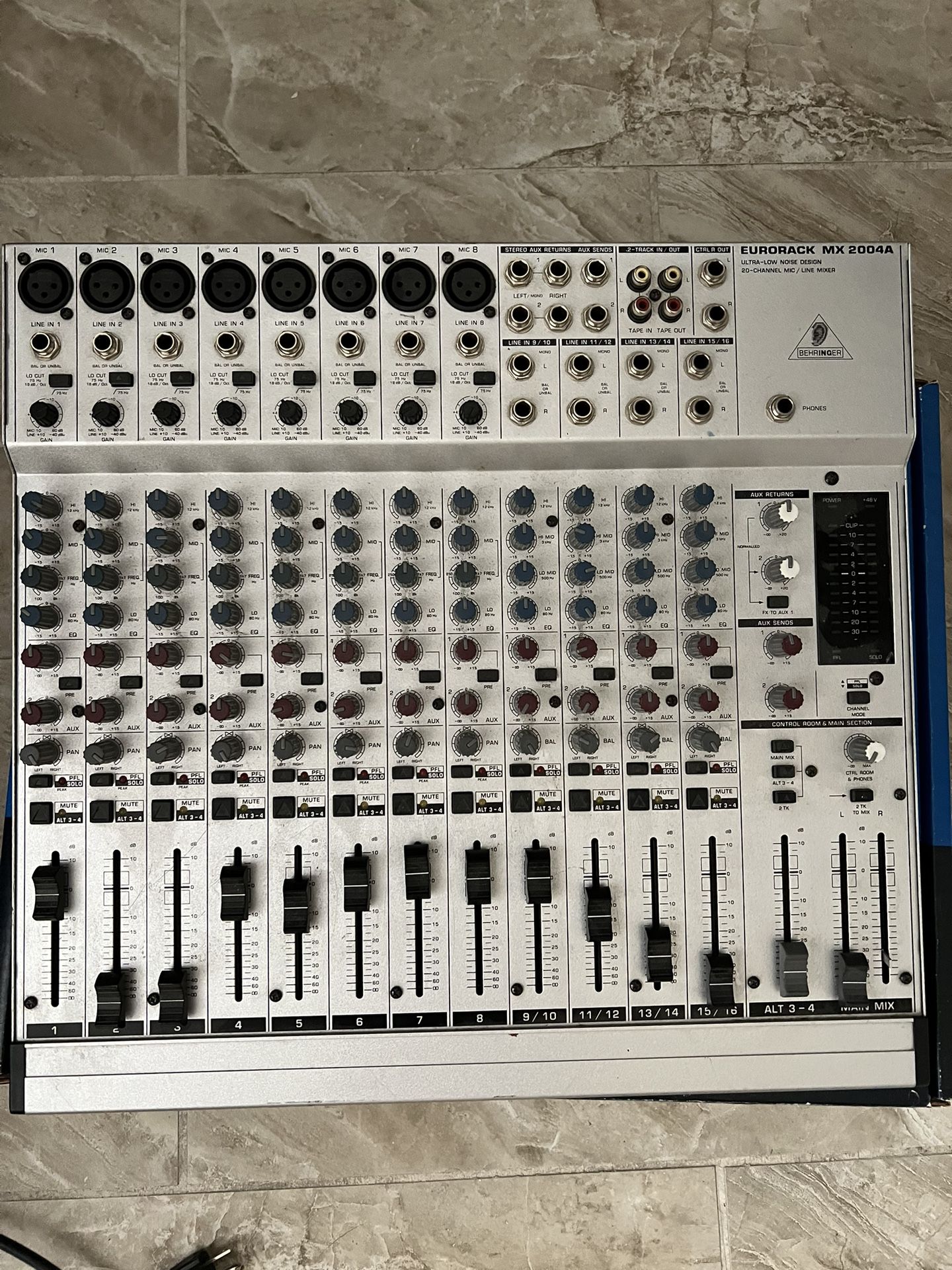 Behringer Eurorack MX 2004A Mixer