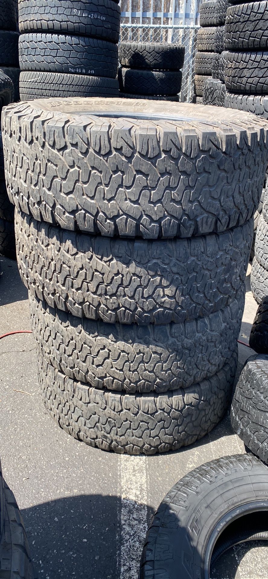 LT 325/60R20 Marca Bffgoodrich KO2 En Perfectas Condiciónes De Vida 