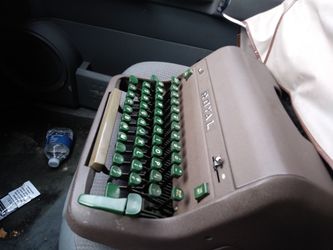 Royal 1952 Quiet Typewriter