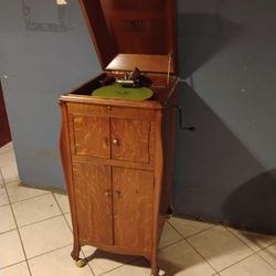 Antique Victor Victrola phonograph a cabinet-style model. 